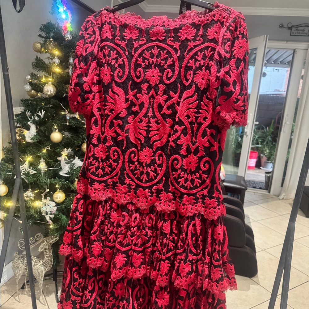 Chic Red and Black Lace Mini Dress